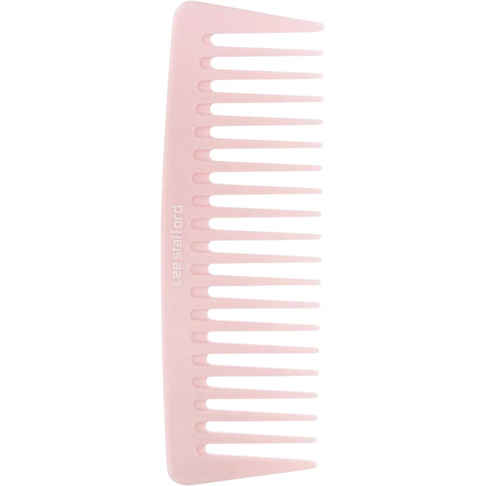 Un peigne rose pâle à larges dents, marqué 'Lee Stafford'.