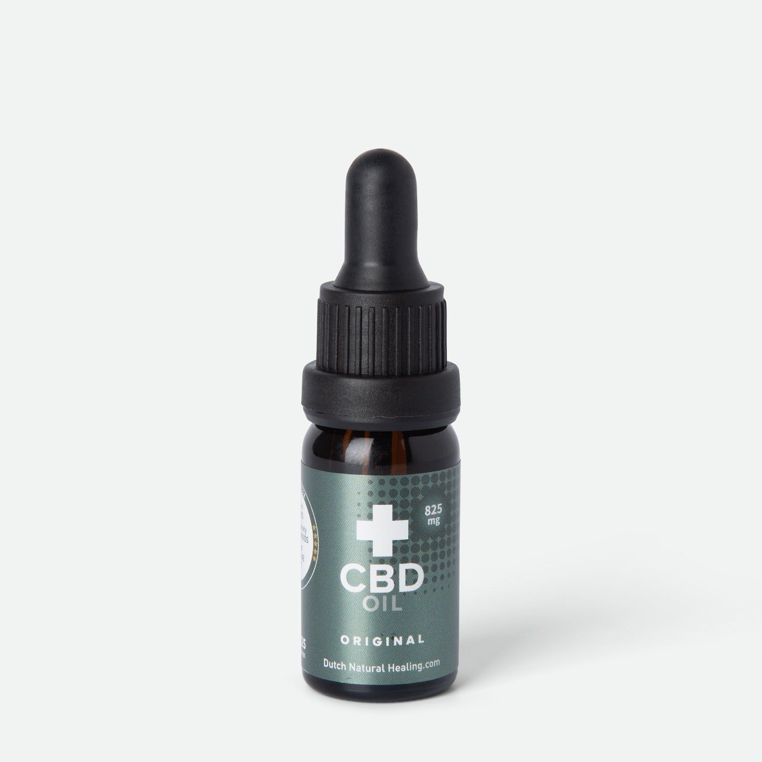 Flacon en verre brun avec compte-gouttes noir. Étiquette avec croix blanche, texte "CBD OIL ORIGINAL" et "Dutch Natural Healing".