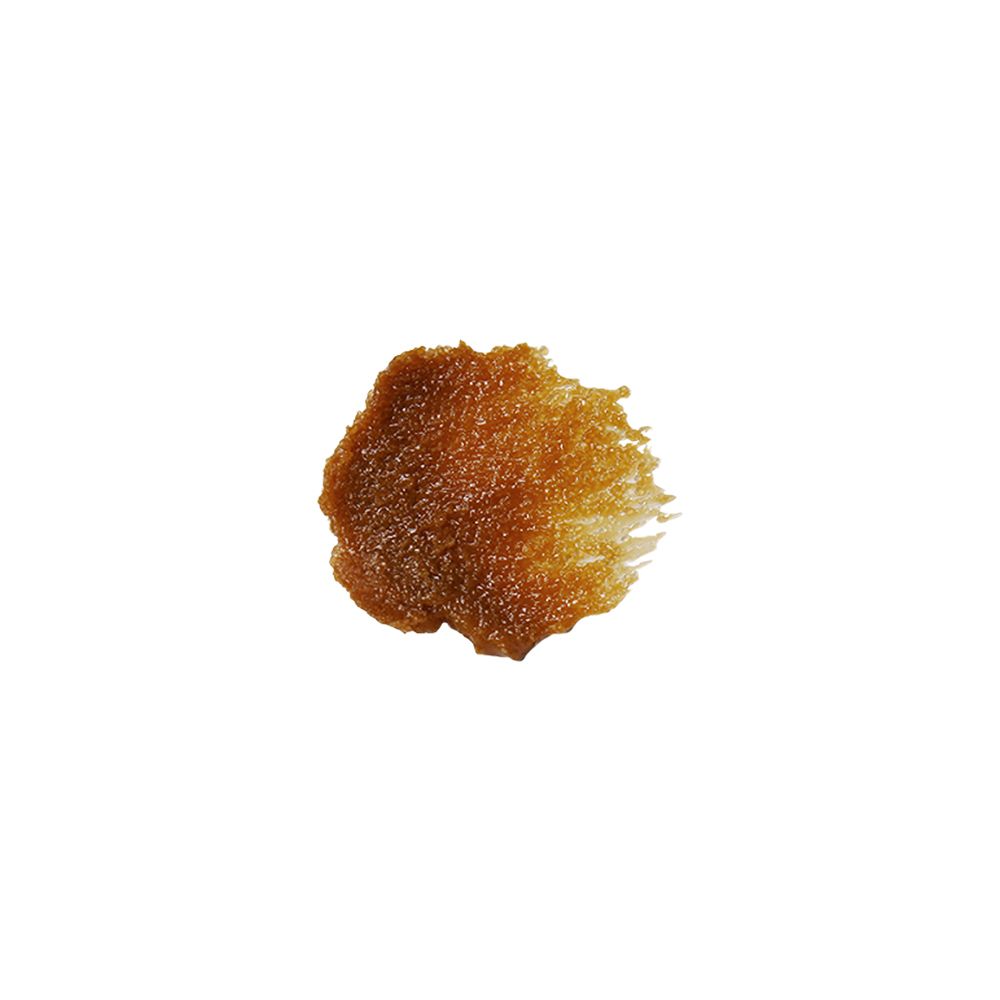Een kleine hoeveelheid Klairs Gentle Black Sugar Facial Polish als hoopje bruine korrels.