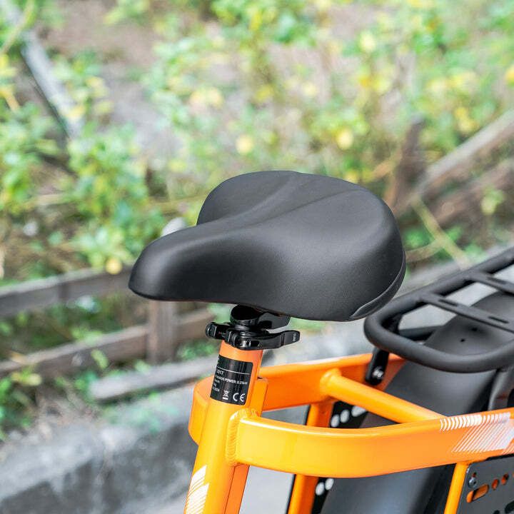 Zwart zadel op een oranje fiets. CE-markering.