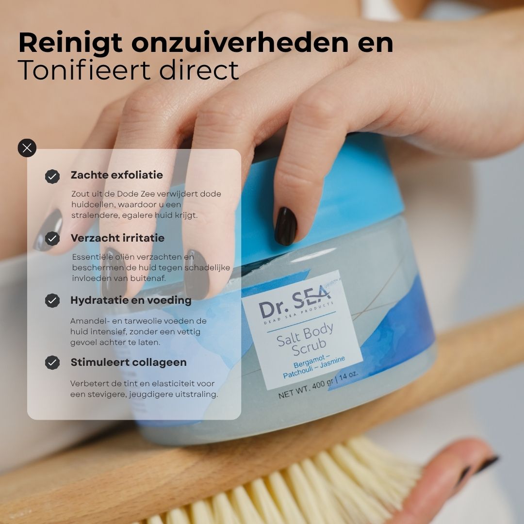 Vrouw houdt een potje zout lichaamsscrub vast. Tekst: Reinigt onzuiverheden en Tonifieert direct. Productnaam zichtbaar.
