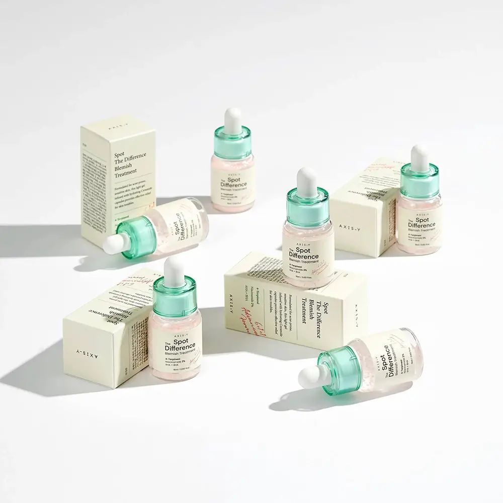 Meerdere flessen en dozen van het product. Flessen met groene dop en pipet. Productnaam op de dozen.