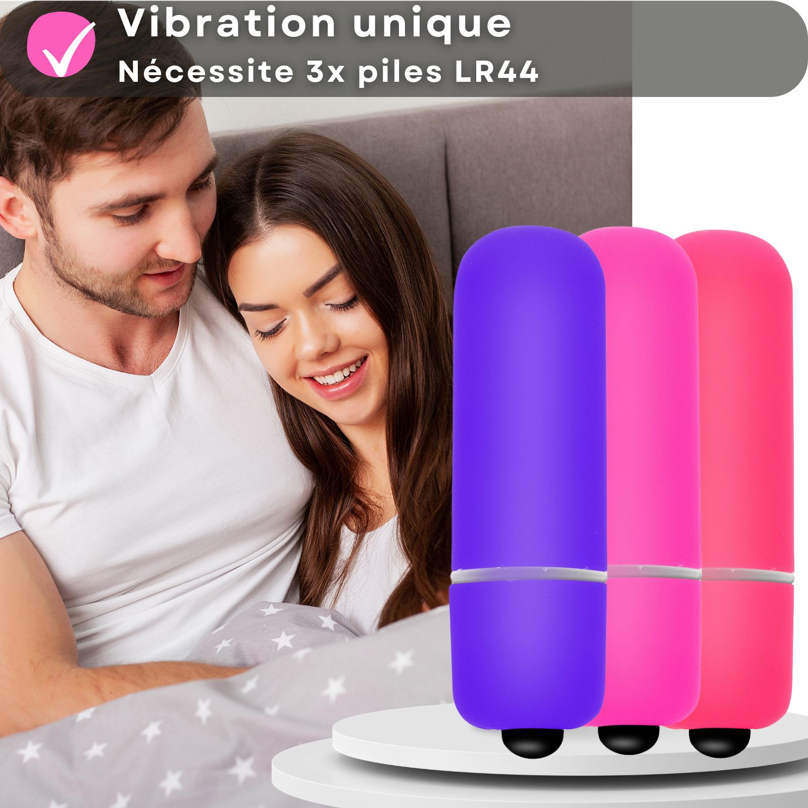 Trois vibrateurs. Violet, rose et rose. Sur une surface blanche.