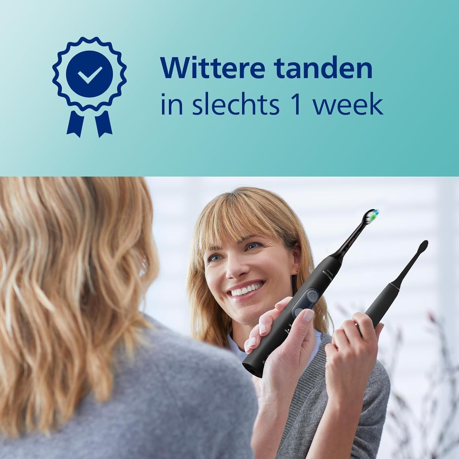 Zwarte elektrische tandenborstel met blauwe en groene opzetborstel, vastgehouden door een vrouw.