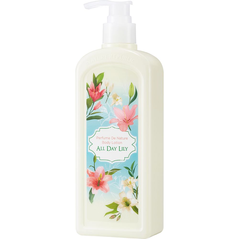 Beige lotionfles met pomp. Etiket met bloemen en tekst: Perfume De Nature Body Lotion, All Day Lily.