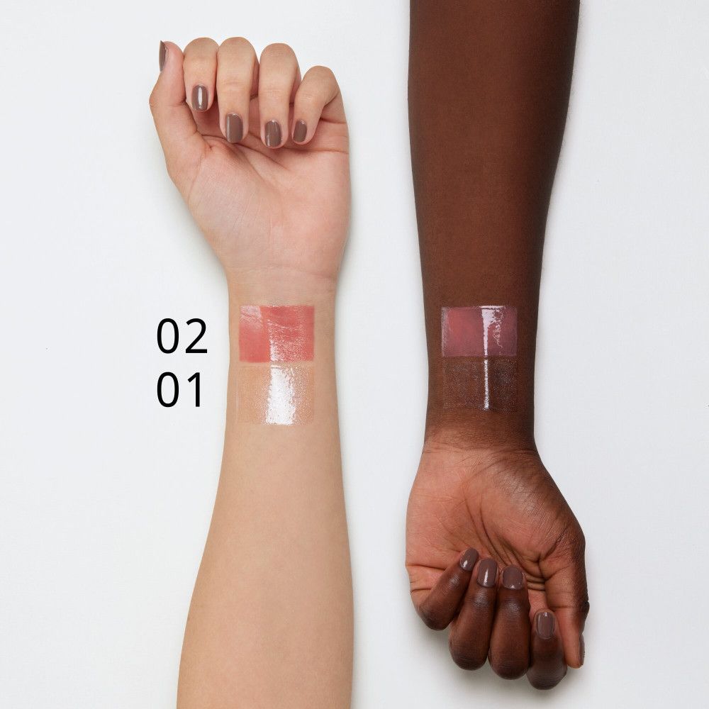 Twee armen met lip volume gloss swatches. Kleurnummers 01 en 02. Lichte en donkere huidtinten.