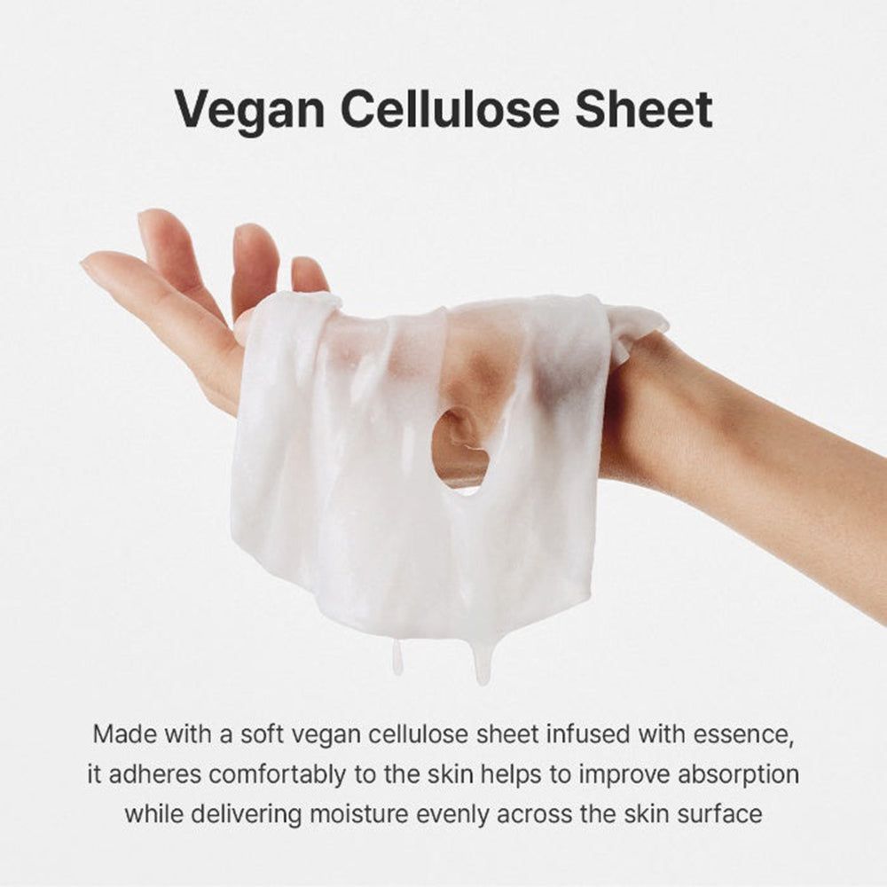 Une main tient un masque en tissu de cellulose végétalienne blanche infusé d'essence.