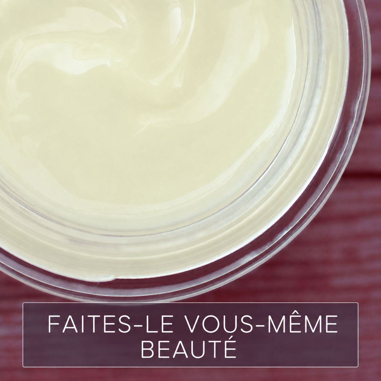 Crème claire dans un pot en verre avec le texte "FAITES-LE VOUS-MÊME BEAUTÉ".