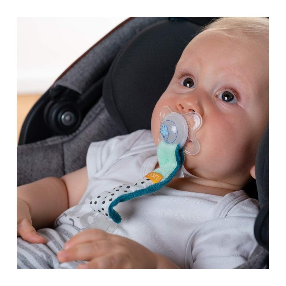 Baby met fopspeen en fopspeenketting. Groen-wit gestreepte band, gele accent, transparante speen.