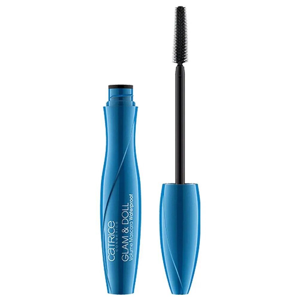 Tube de mascara bleu avec brosse noire. Inscription : Catrice Glam & Doll Volume Waterproof Mascara.