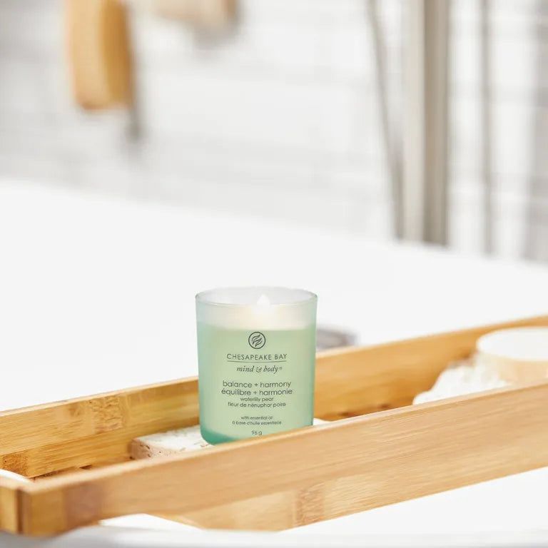 Bougie en verre. Inscription: Chesapeake Bay, mind & body, balance + harmony, équilibre + harmonie. Sur support en bois.
