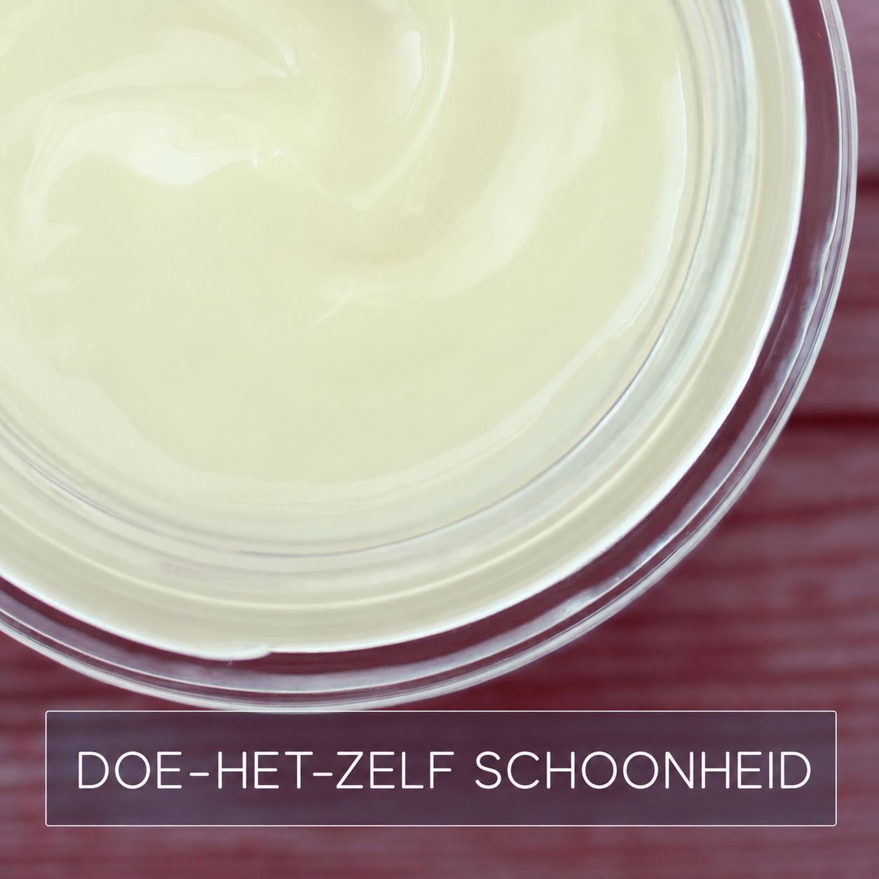 Cremepot met lichtgele crème, close-up.