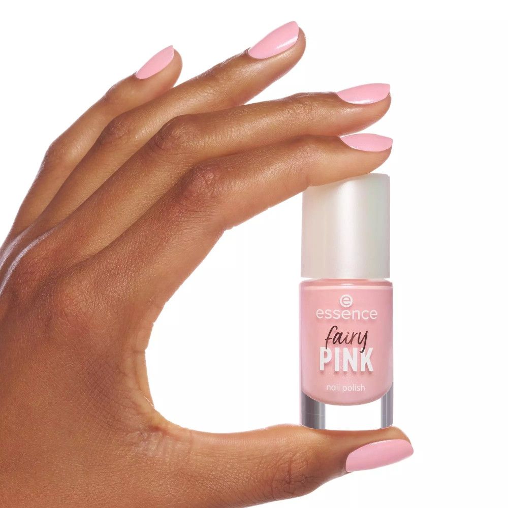 Hand houdt nagellakfles vast. Opschrift: essence fairy PINK nail polish. Nagels zijn roze gelakt.