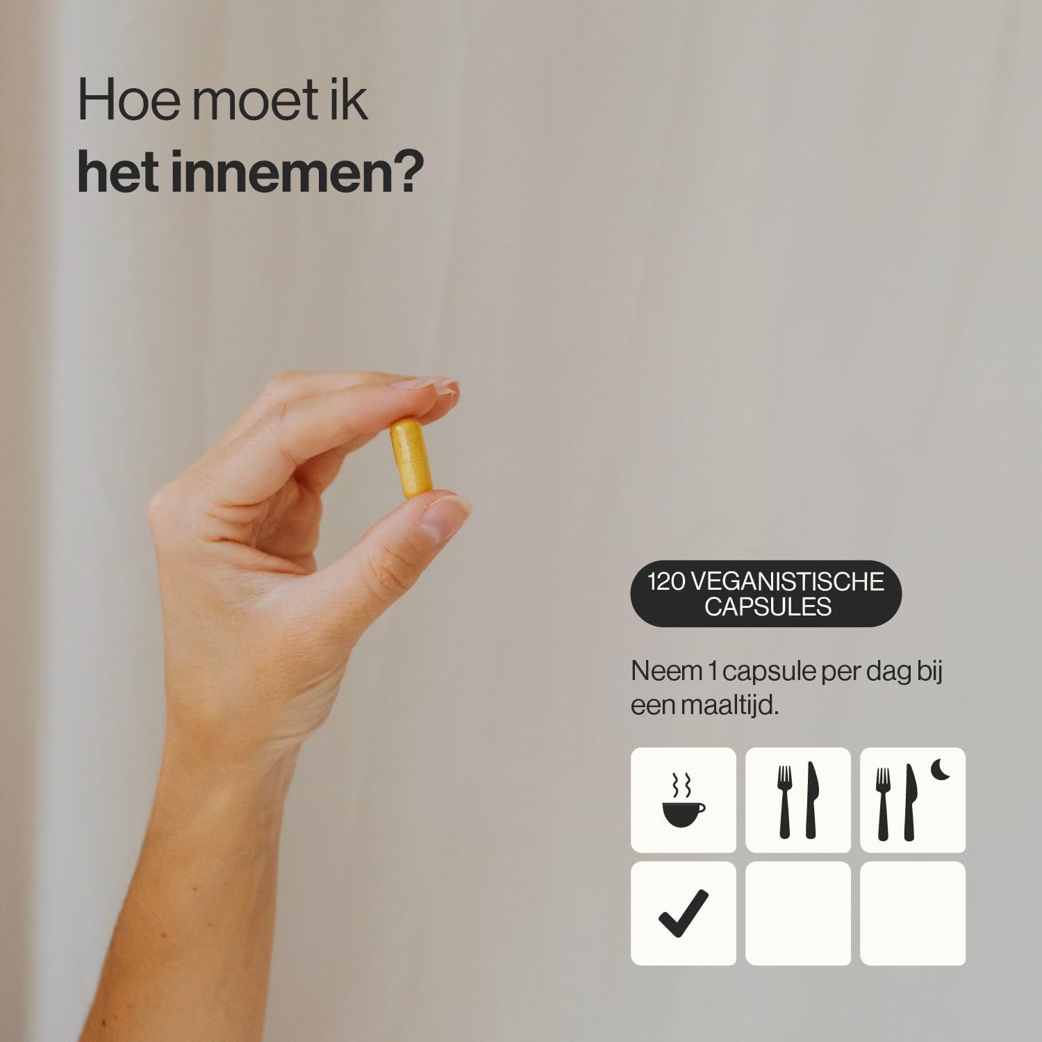 Een hand houdt een enkele gele capsule vast. "120 VEGANISTISCHE CAPSULES" is zichtbaar.