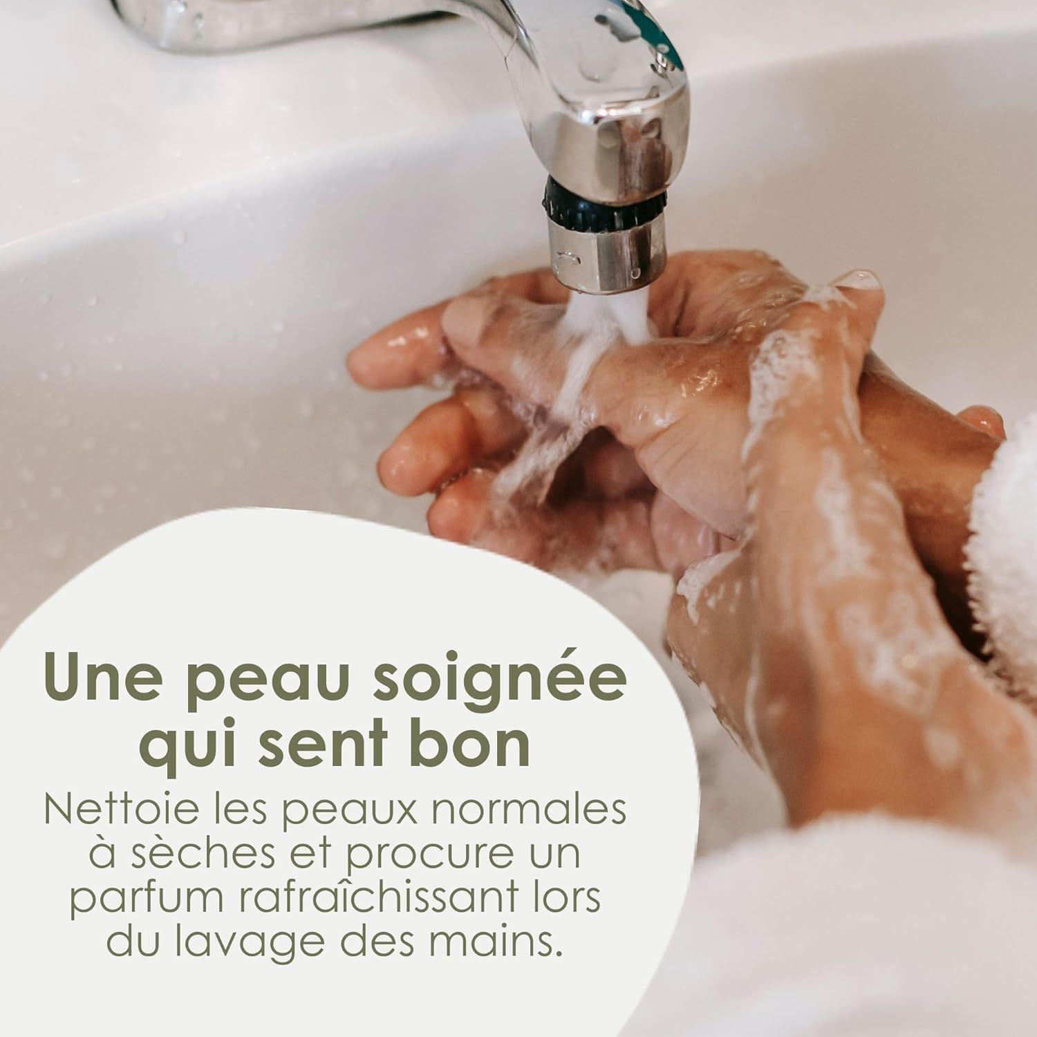Mains lavées sous l'eau courante avec du savon.
