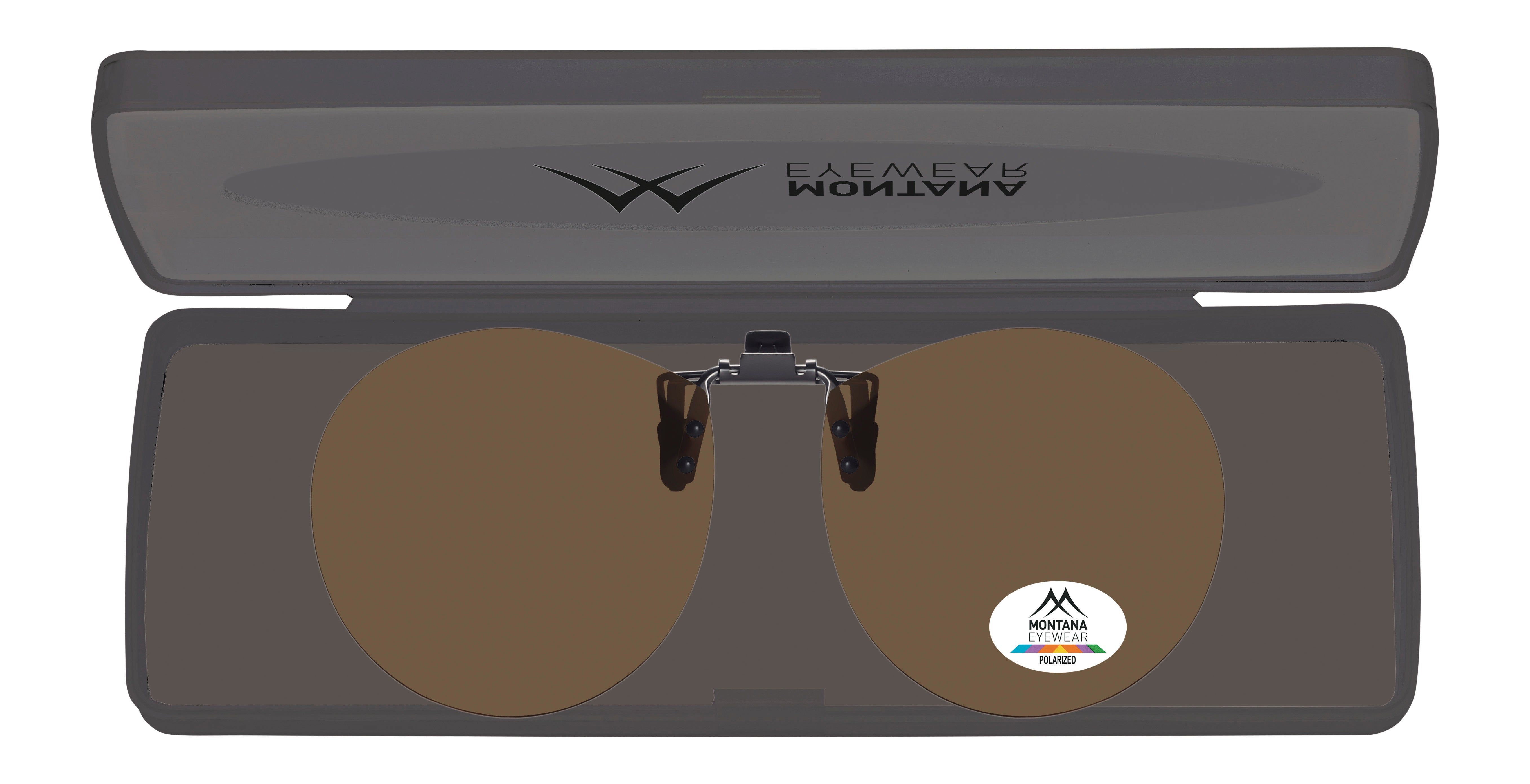 Montana Eyewear Sopot flip-up zonnebril in grijze etui. Bruine glazen, logo zichtbaar. Etui open.