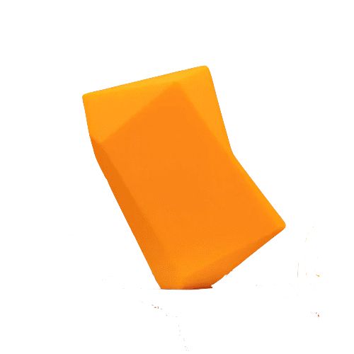 Objet orange rectangulaire aux bords biseautés. Sur fond blanc.