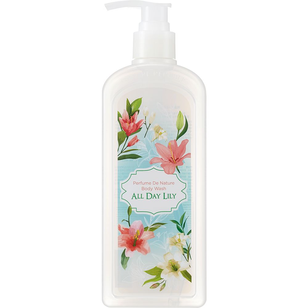 Witte dispenser met bloemenetiket. Opschrift: Perfume De Nature Body Wash All Day Lily.