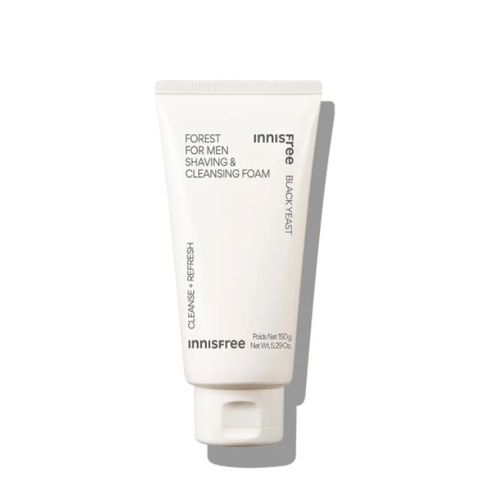 Witte tube met tekst: FOREST FOR MEN SHAVING & CLEANSING FOAM. Merk: Innisfree. Inscriptie: CLEANSE + REFRESH.