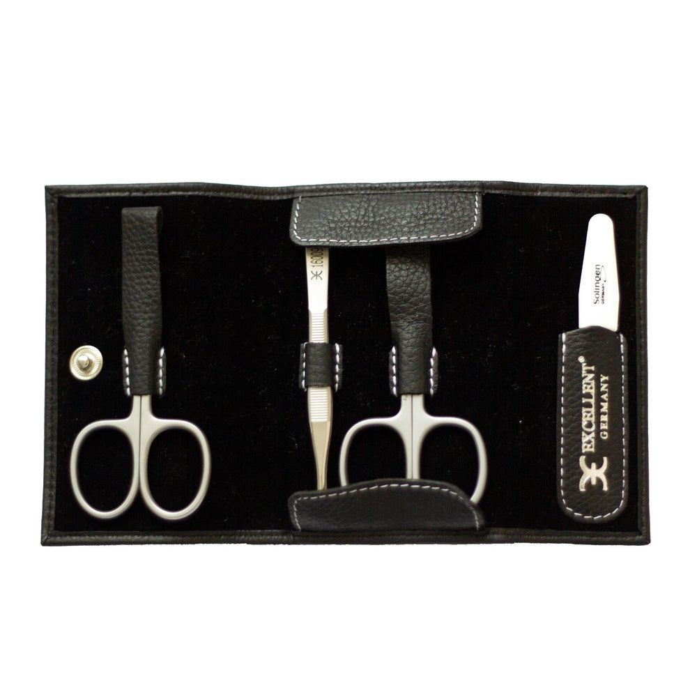 Open manicure-etui. Schaar, pincet, nagelvijl. Zwart leer, witte stiksels. Logo EXCELLENT.