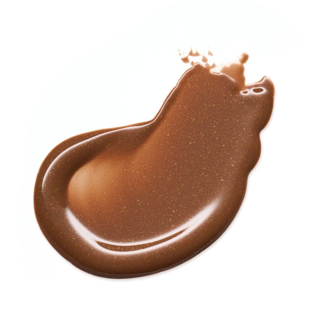 Bruine lipgloss vlek op witte achtergrond. Glanzende textuur.