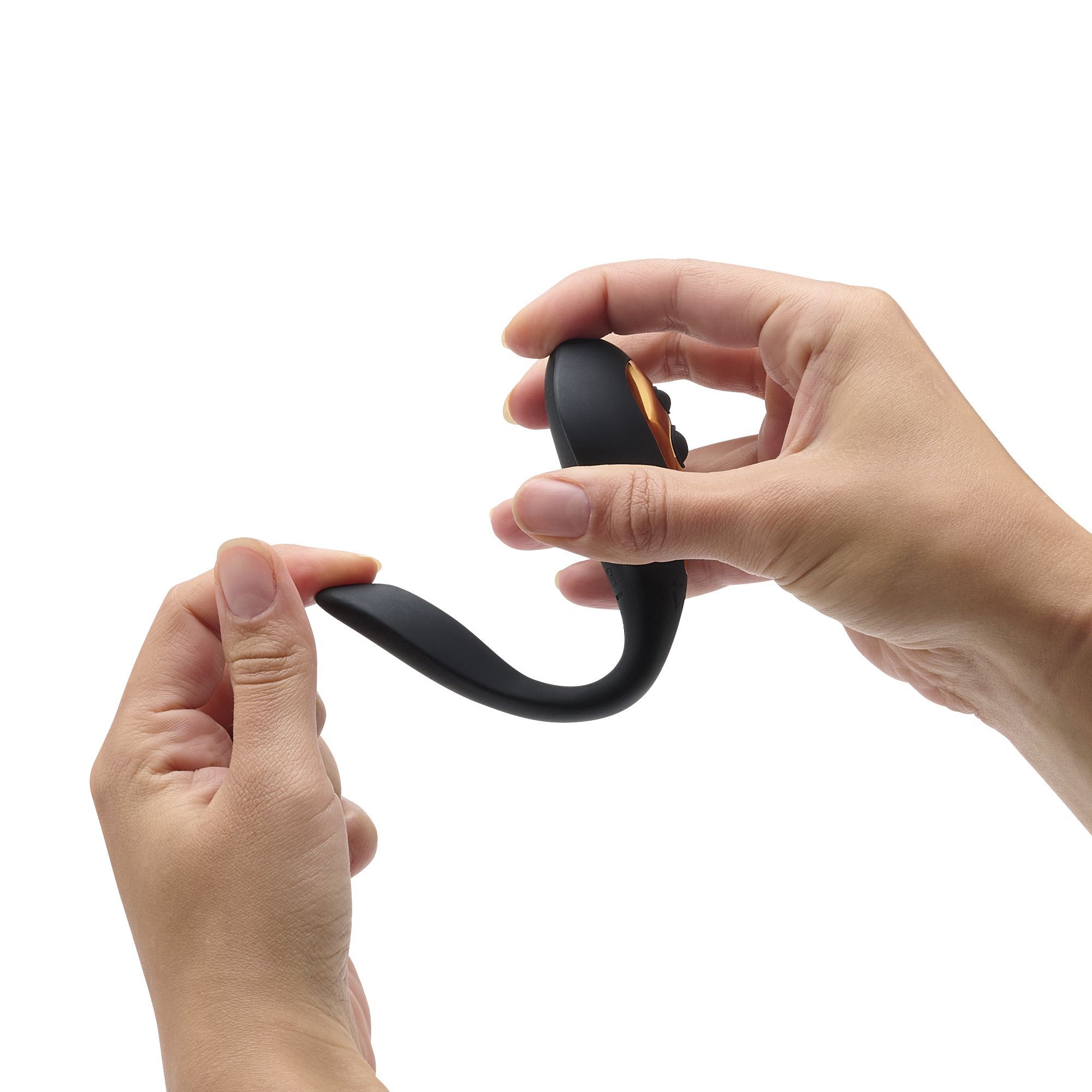 Zwarte C-vormige vibrator, vastgehouden en licht gebogen door handen. Oppervlaktestructuur zichtbaar.