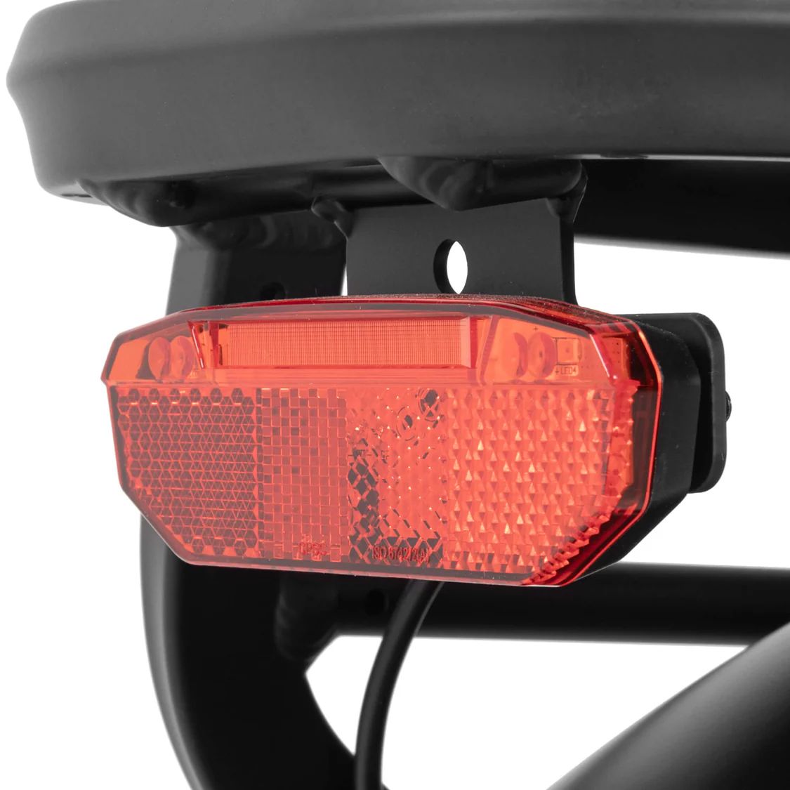 Achterlicht van de elektrische fiets. Rood, rechthoekig achterlicht op de bagagedrager.