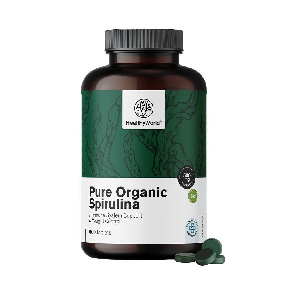 Bruine fles met groen etiket. Opschrift: Pure Organic Spirulina, 500 mg, 600 tabletten. Bio-keurmerk. Enkele tabletten ernaast.