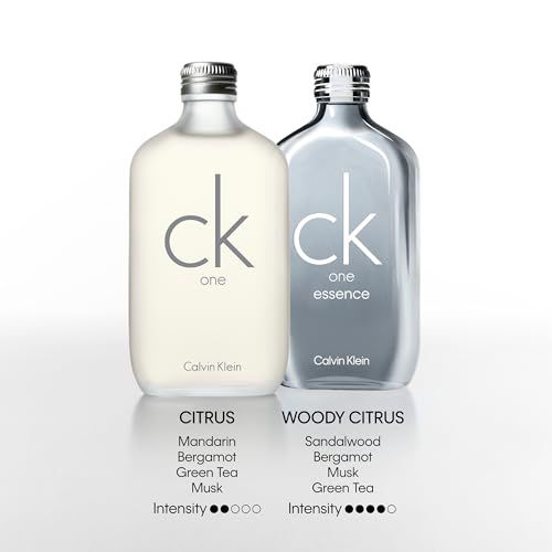 Deux flacons avec bouchons argentés. Inscription "ck one" et "ck essence", "Calvin Klein".