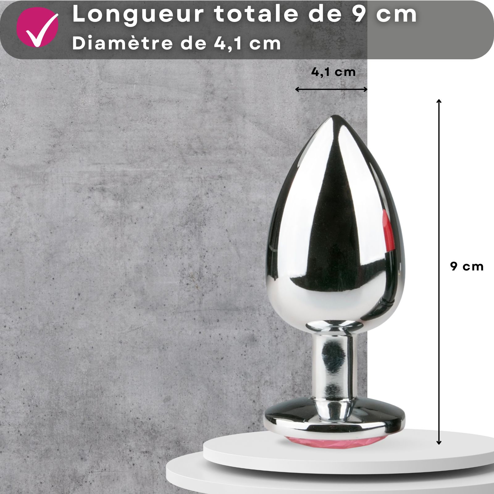 Plug anal en métal argenté. Texte : Longueur totale de 9 cm, Diamètre de 4,1 cm. Dimensions.