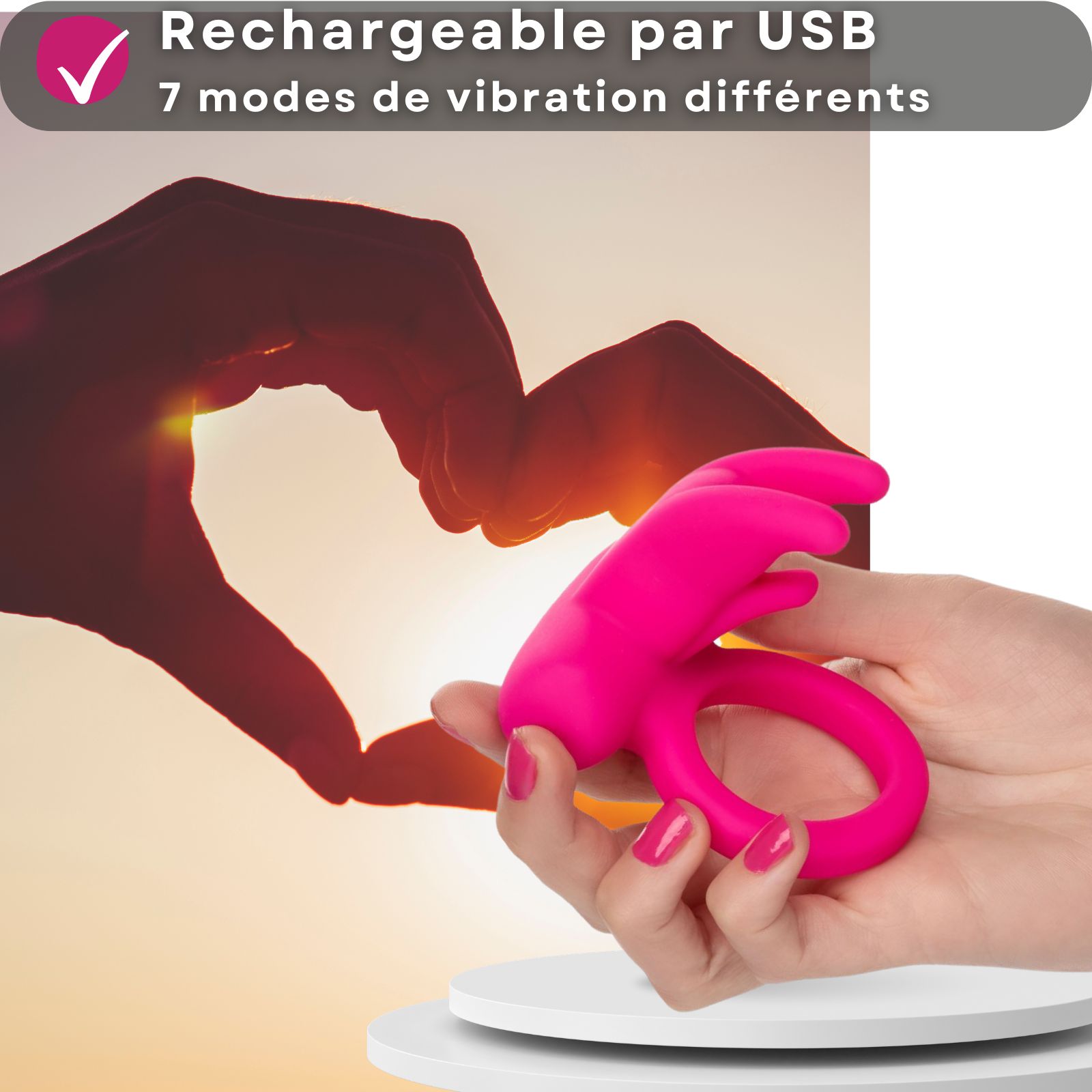Anneau pénien rose avec stimulation clitoridienne. Main tenant le produit. Texte: rechargeable USB, 7 vibrations.