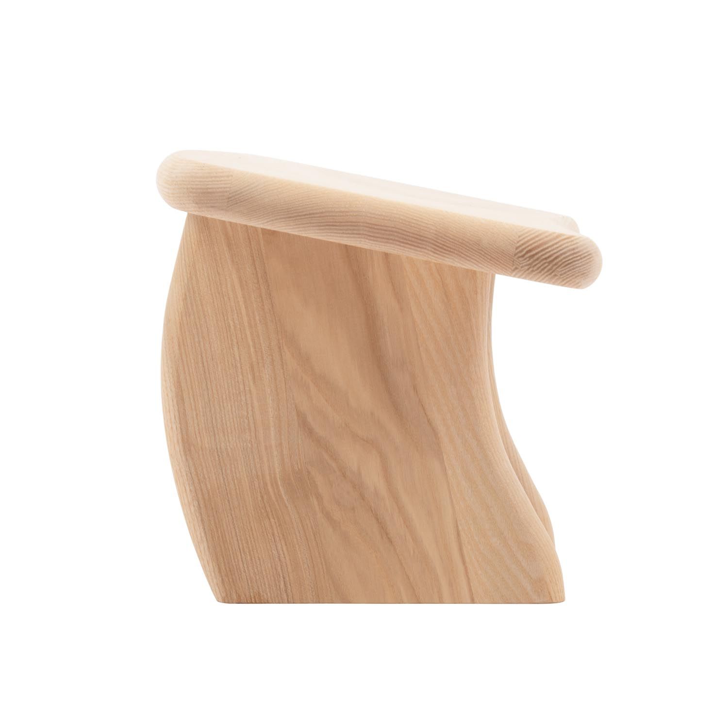 Krukpoot van licht hout, gebogen gevormd. Afgeronde zitting. Houtnerf zichtbaar.