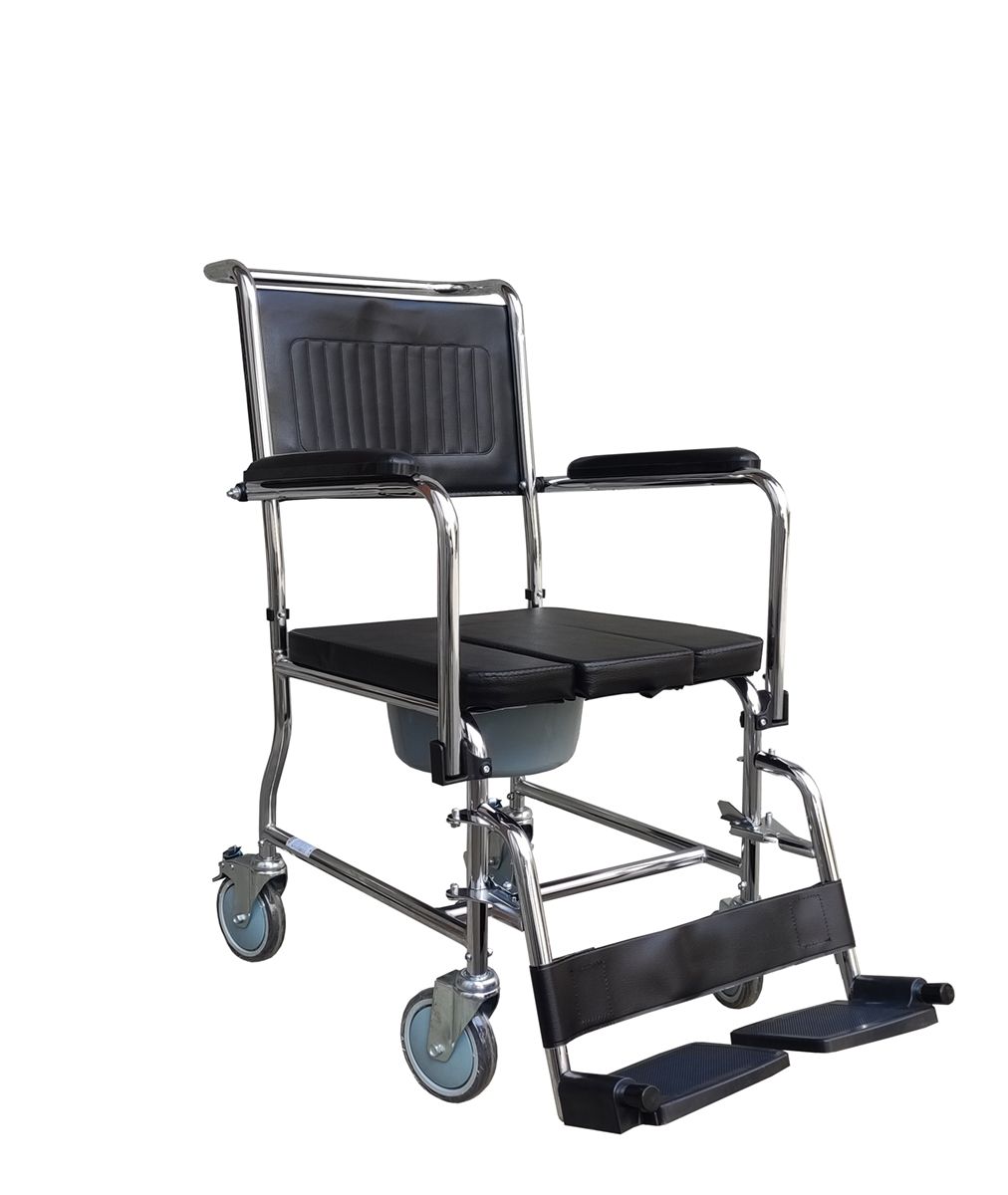 Toiletstoel met gewatteerde zitting, rugleuning, armleuningen en voetsteunen. Verchroomd frame, vier wielen.