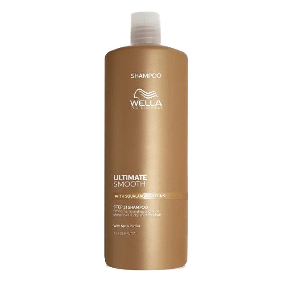 Wella Ultimate Smooth Shampoo. Grote bruine fles met witte dop. Tekst: Ultimate Smooth, Squalane Omega-9, Step 1 Shampoo, 1 L / 33.8 fl oz.