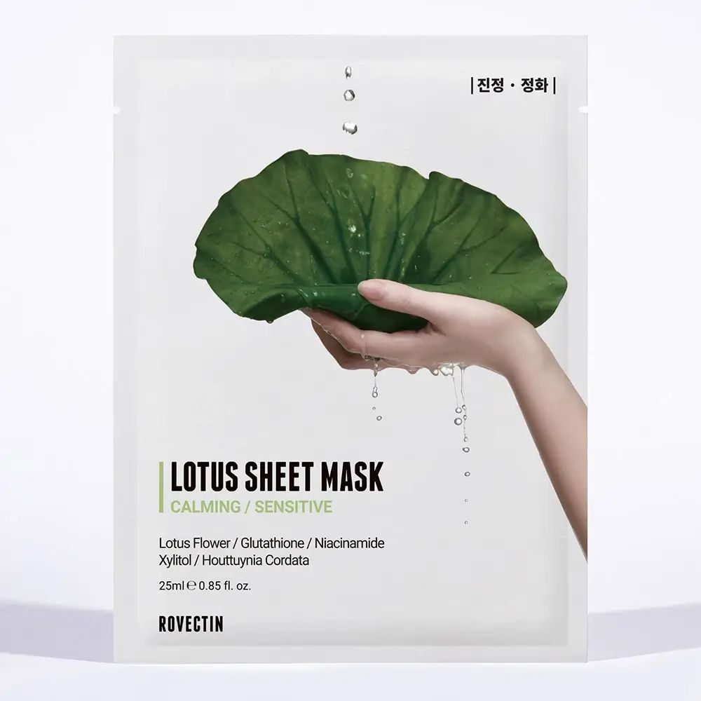 Close-up van de ingrediënten van ROVECTIN Lotus Sheet Mask. Cirkels met tekst: Lotusbloemextract, Glutathion, Houttuynia Cordata Extract.