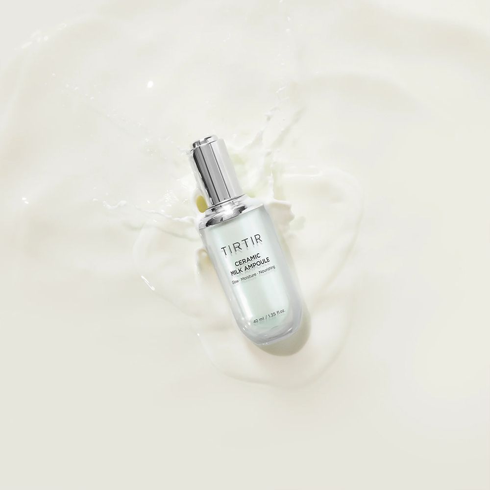 TIRTIR Ceramic Milk Ampoule drijft in een melkachtige vloeistof.