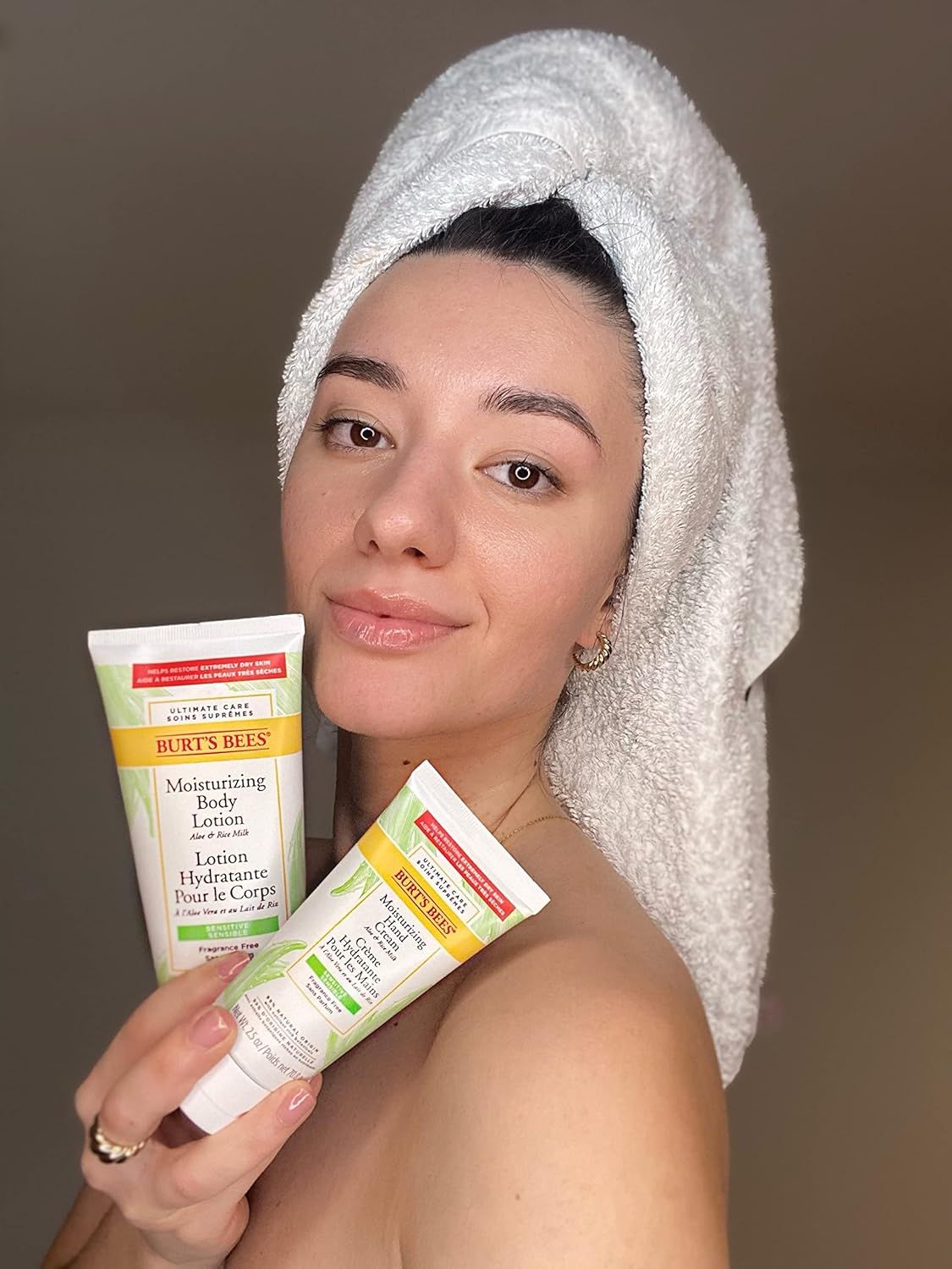 Burt's Bees hydraterende bodylotion tube met bladerpatroon.