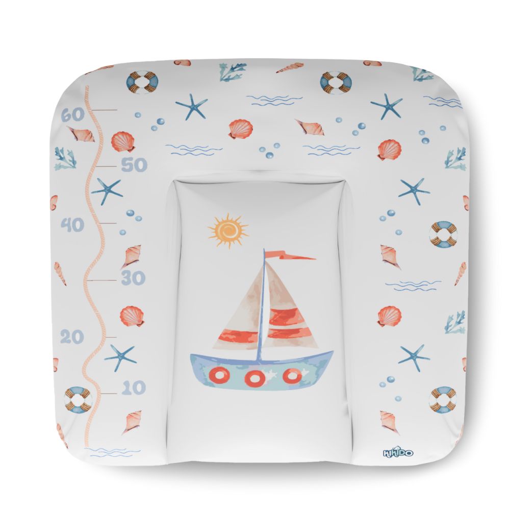 Zacht aankleedkussen met zeemotieven. Bedrukt met boot, schelpen en zeesterren. Vierkante vorm met meetlat.