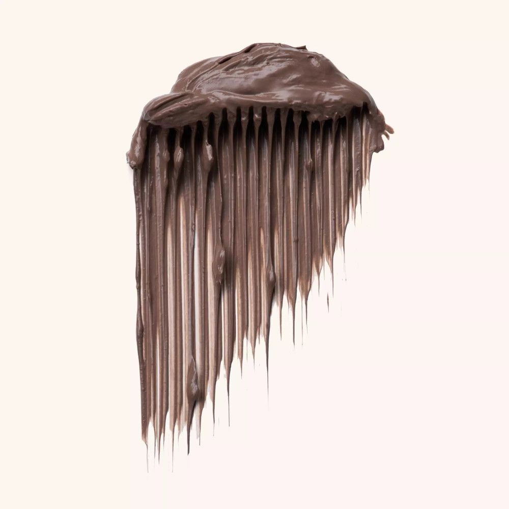 Mascara gel marron appliqué. Structure des poils visible.