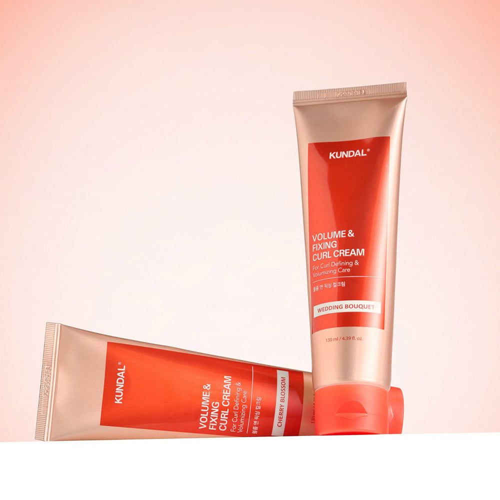 Deux crèmes KUNDAL Volume & Fixing Curl, Wedding Bouquet, sur fond clair.