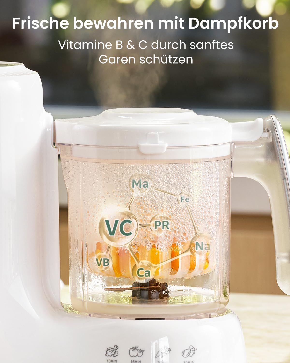 Panier vapeur dans le préparateur de nourriture pour bébé avec vitamines et minéraux visibles.