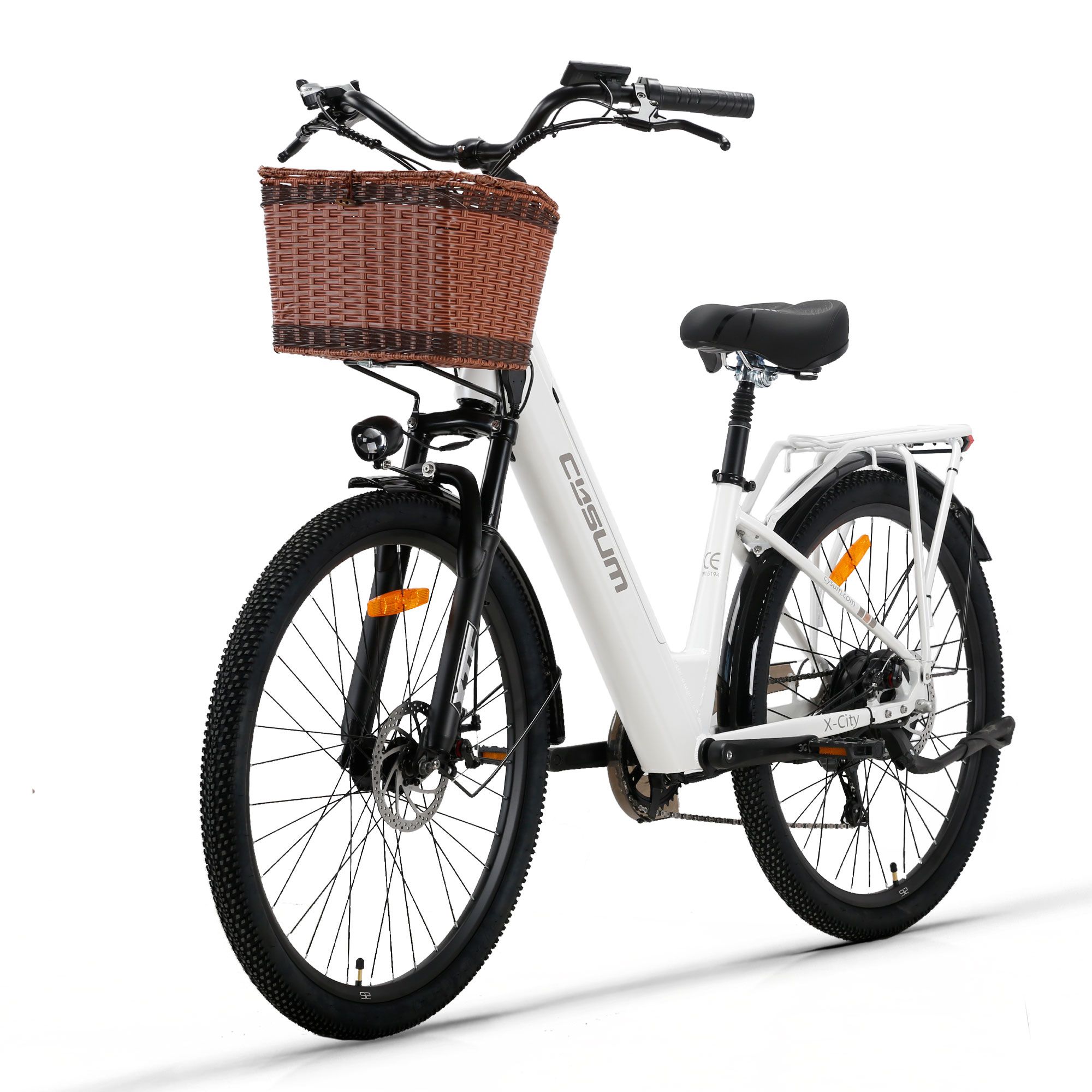 Witte elektrische fiets met mand, zwart frame en banden. Merk CYSUM.