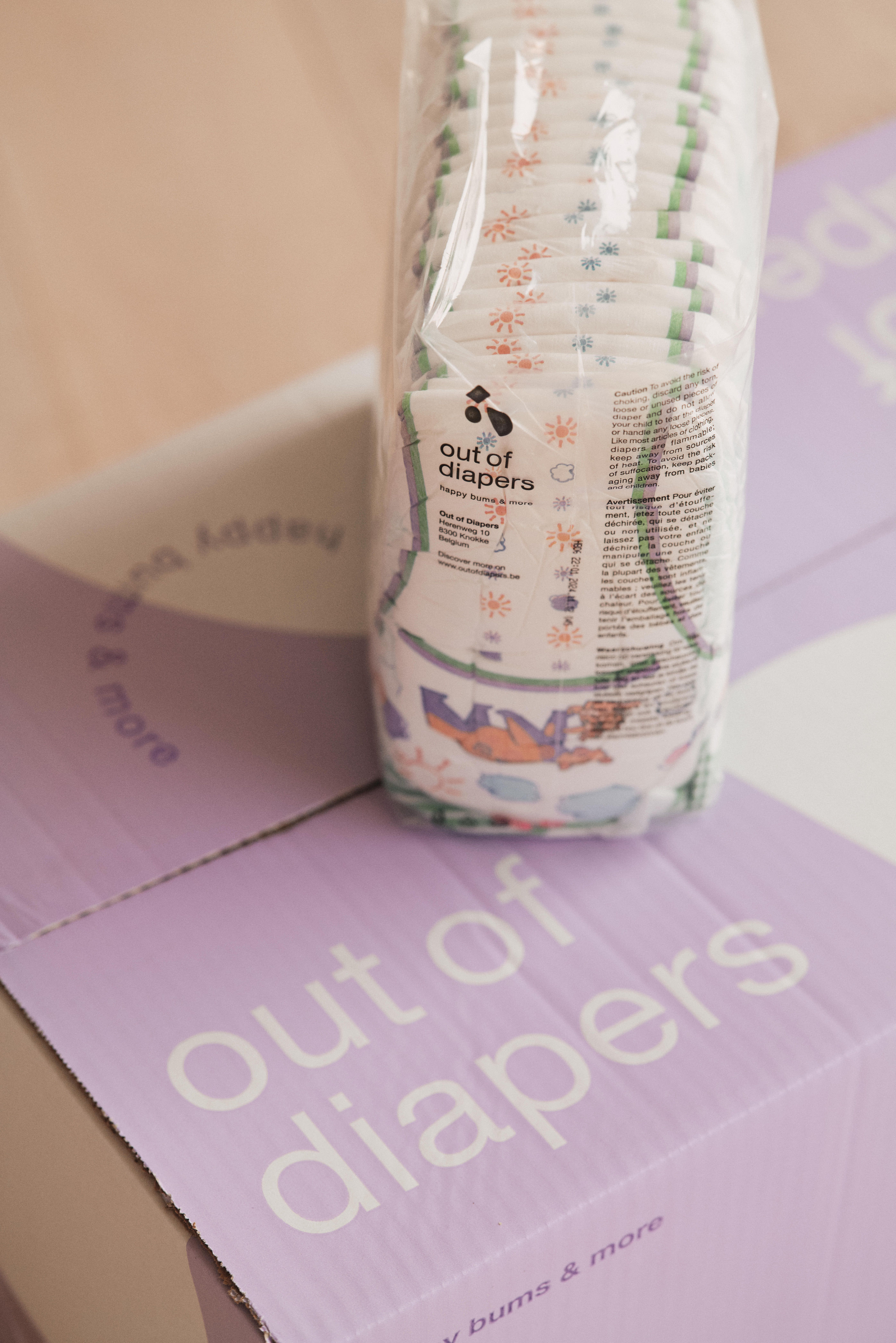 Verpakking luiers op een paarse doos met 'Out of diapers'.
