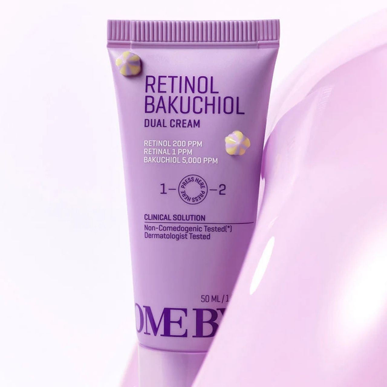 Tube violet de Retinol Bakuchiol Dual Cream avec deux petites applications florales. Testé dermatologiquement.