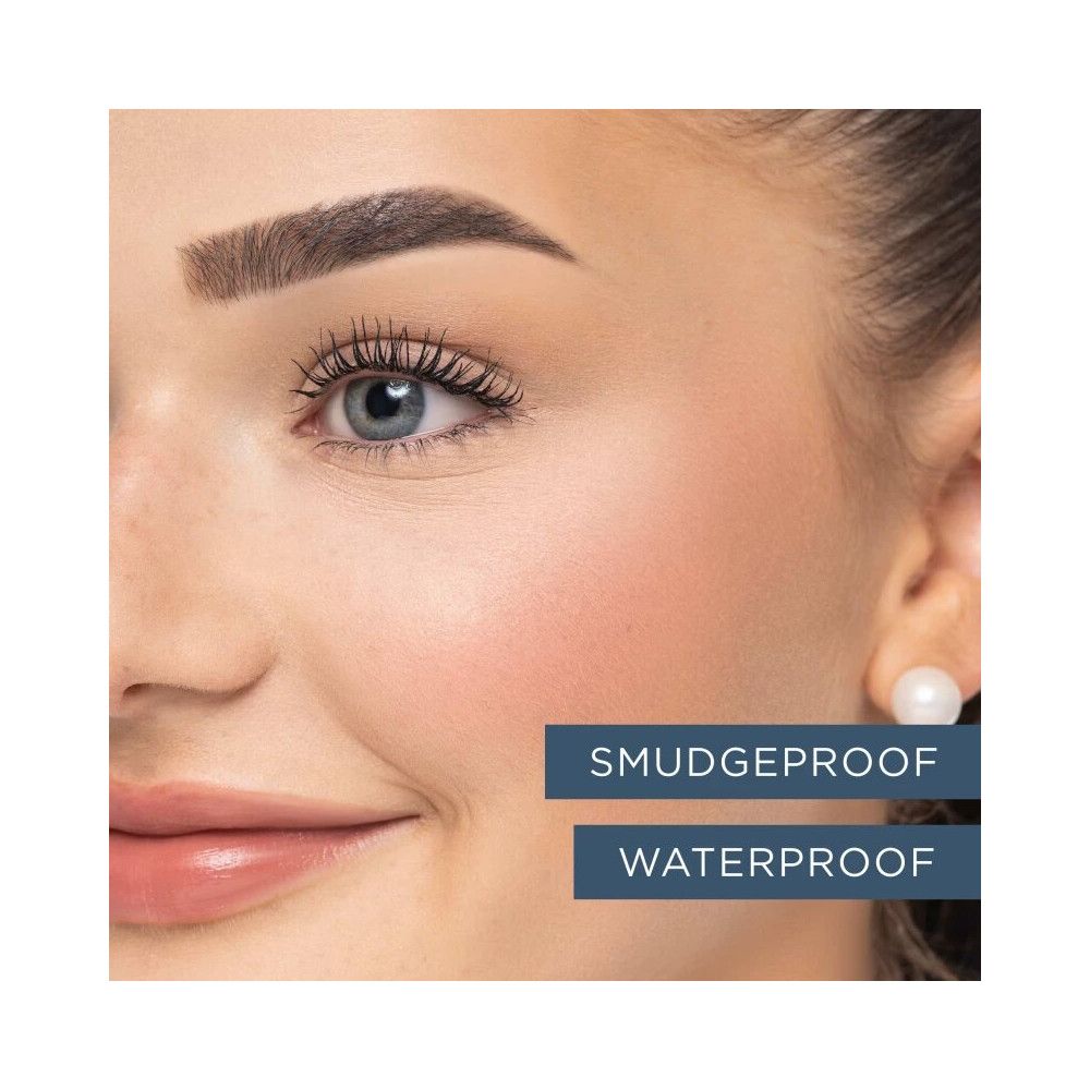 Gros plan sur un visage. Texte: SMUDGEPROOF, WATERPROOF.