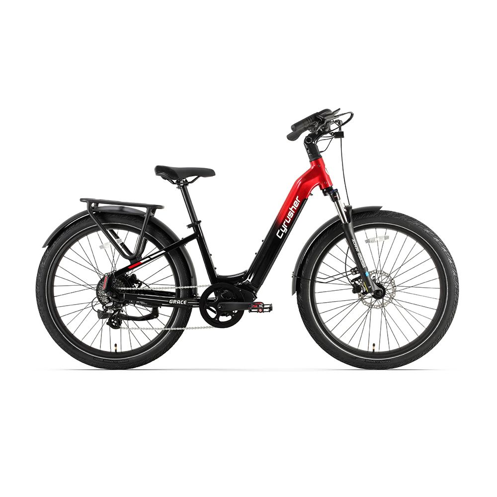 Vélo électrique noir et rouge avec logo CYRUSHER. Porte-bagages, garde-boue et freins à disque visibles.