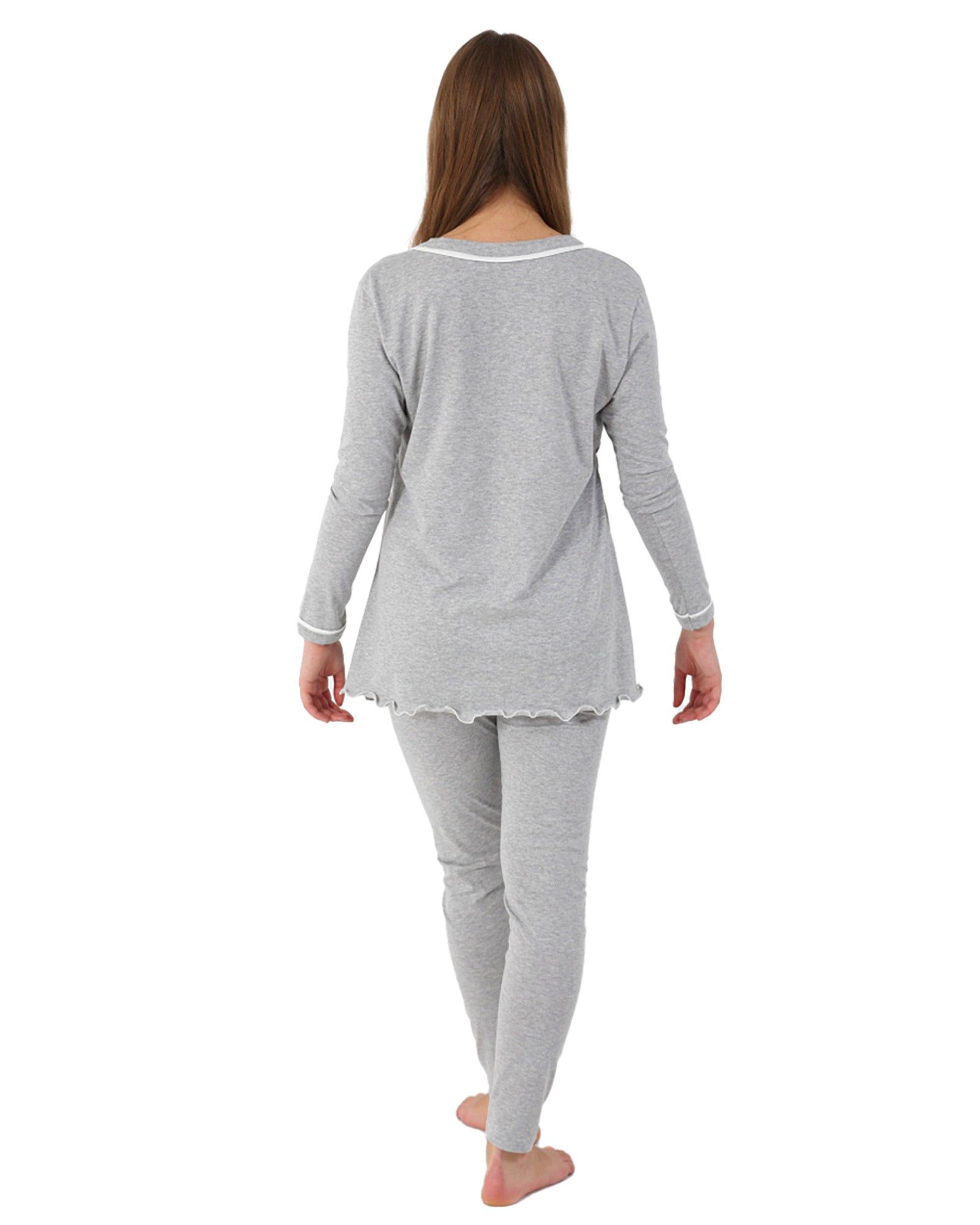 Pyjama d'allaitement en coton gris chiné. Vue arrière. Haut à manches longues, ourlet blanc. Pantalon long. Femme s'éloignant.