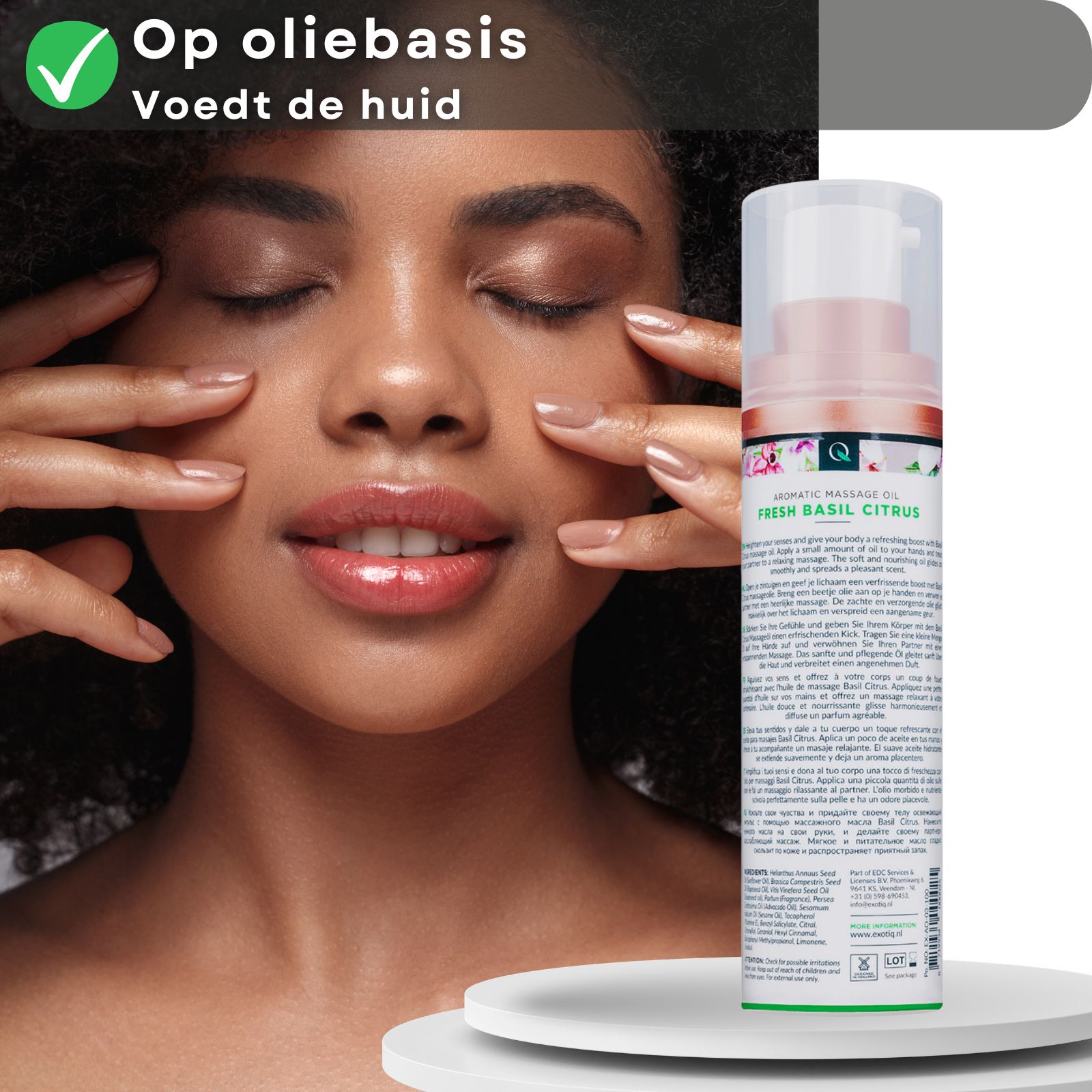 Vrouw met gesloten ogen, handen in het gezicht. Massageoliefles op de achtergrond. Tekst: Op oliebasis, voedt de huid.
