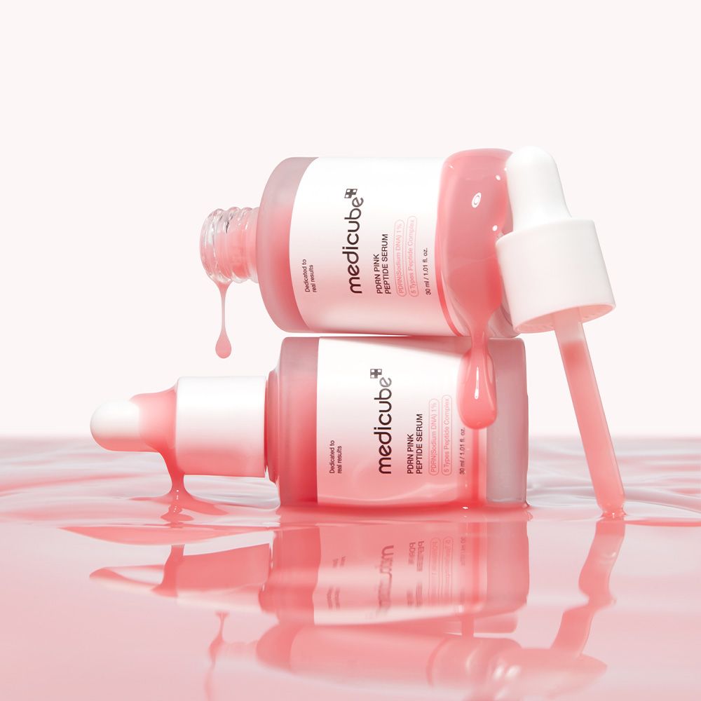 Deux flacons de Medicube PDRN Pink Peptide Serum, l'un superposé, avec du liquide rose.