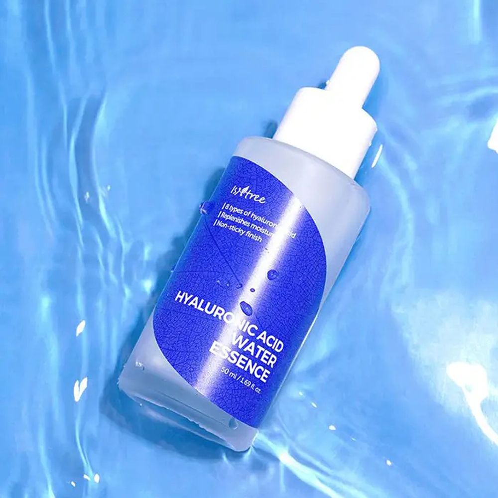 Transparante fles met witte dop en pipet. Blauw etiket met tekst: Hyaluronzuur Water Essence. Merk Isntree, in water.